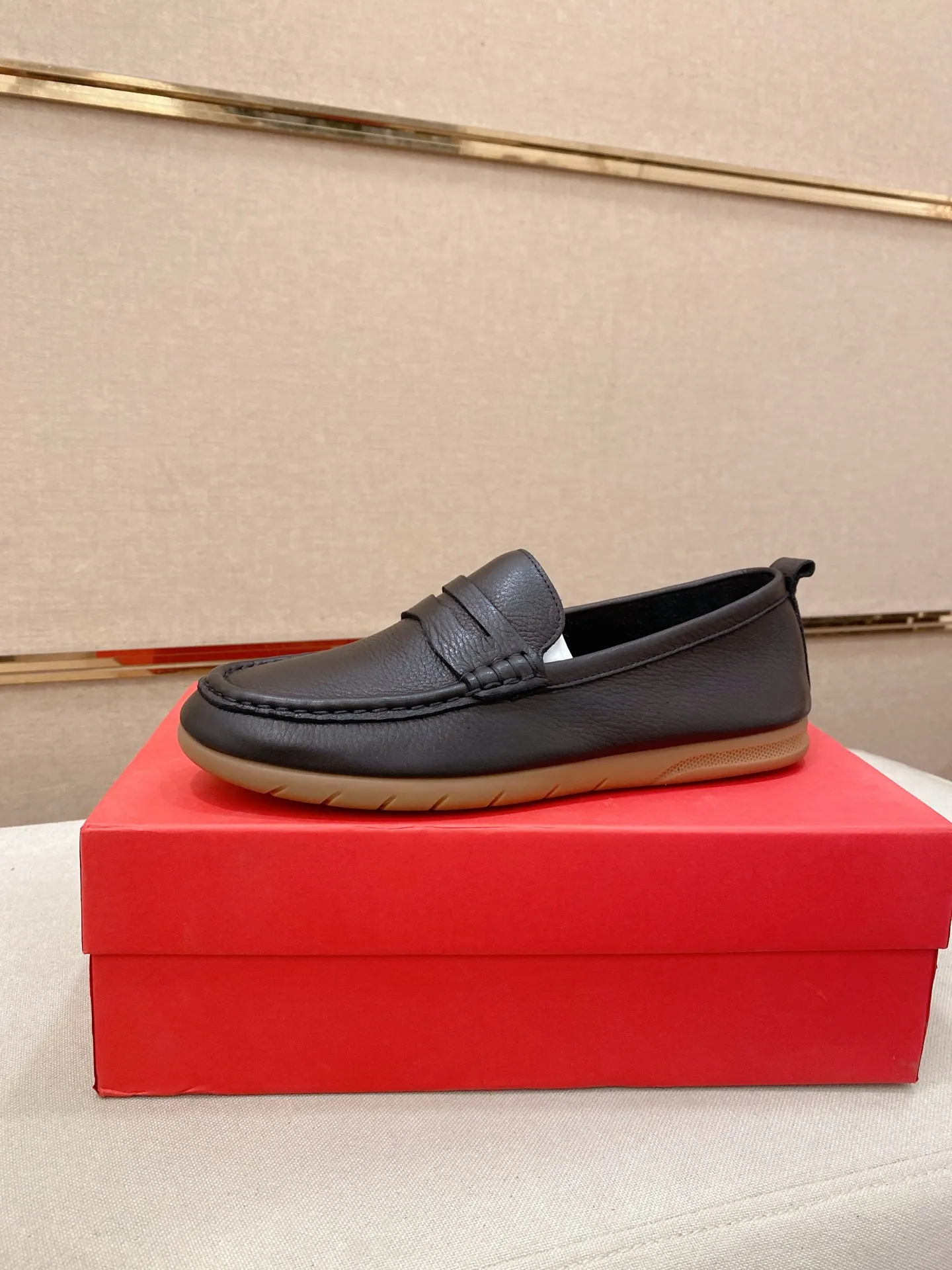 Factory price 500💰 Original Ferragamo men's shoes! The world's top brands...Luxury quality...//Fashion and high-end footwear 👍💪🏻...give you a low-key luxury comfort experience👍. The upper is made of pure Italian imported original cowhide and sweat-absorbent sheepskin lining. It is comfortable and breathable, high-end and classy... luxurious and noble!! .. OEM factory shipment [Hug] stall.. Original board. Welcome to taste..38--44.